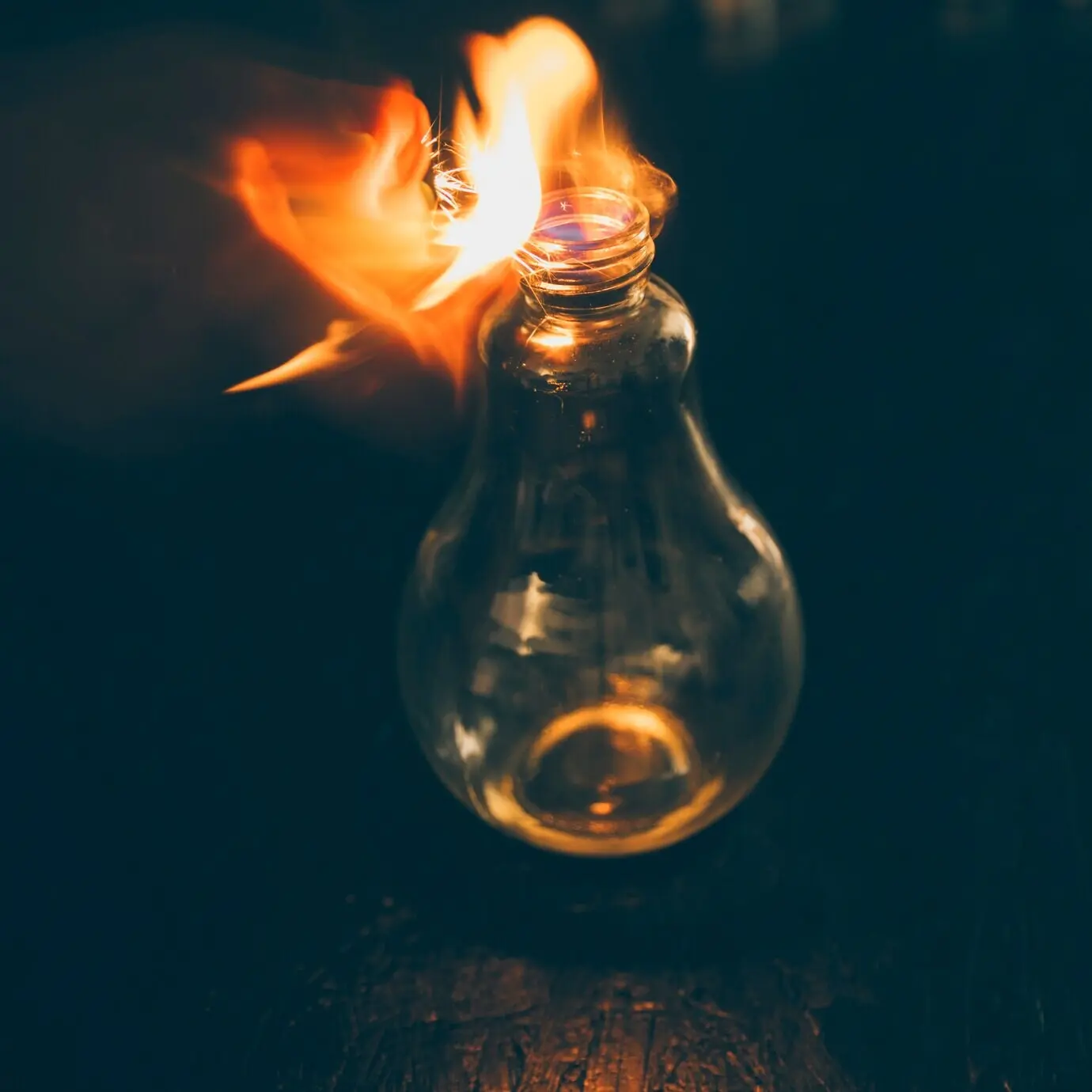 Eine in Flammen stehende Glühbirne