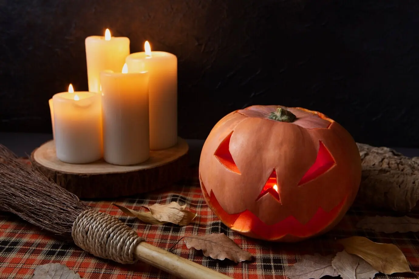 Gruselige, geschnitzte Halloween-Kürbislaterne mit brennenden Kerzen