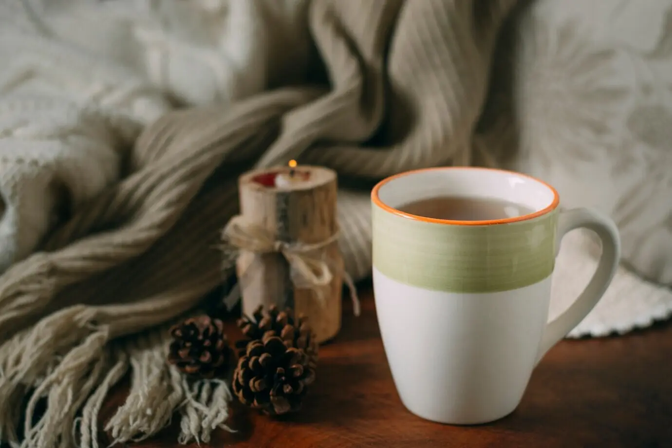 Nahaufnahme einer Teetasse mit einer Decke.